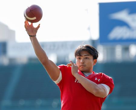 　アメフトの甲子園ボウルに向け、調整する関学大のＱＢ星野太＝甲子園