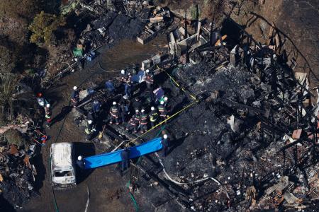 　千葉県睦沢町の住宅火災現場＝２２日午前９時４１分（共同通信社ヘリから）