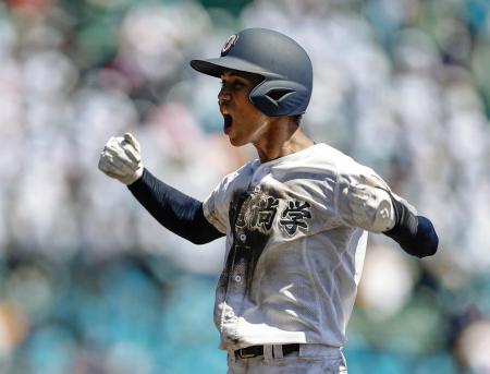 　沖縄尚学―山梨学院　７回裏、決勝打を放ち喜ぶ沖縄尚学・比嘉＝甲子園