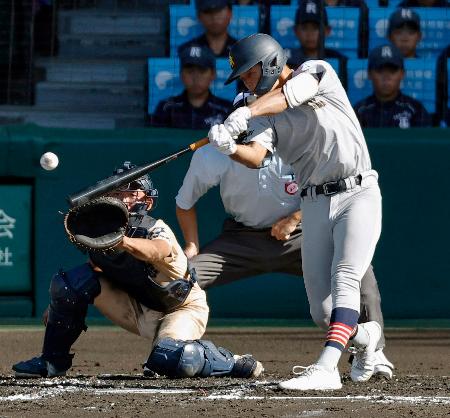 　遊学館―青森山田　１回裏青森山田２死二、三塁、藤川が中前に先制２点打を放つ。捕手高磯＝甲子園
