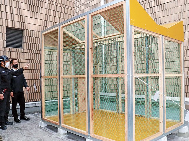 カラスを捕獲するわな＝岐阜市金町、市文化センター屋上