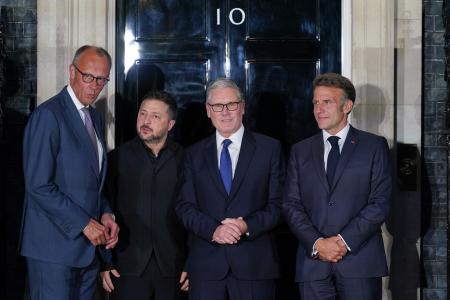 　会談後にポーズをとる（左から）ドイツのメルツ首相、ウクライナのゼレンスキー大統領、スターマー英首相、フランスのマクロン大統領＝７日、ロンドン（ＡＰ＝共同）