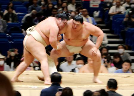 　春巡業で明生（左）と稽古をする大の里＝横浜アリーナ