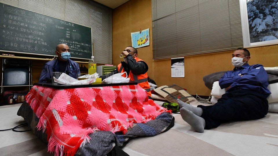 出動に備えて待機する作業員たち＝飛騨市古川町数河、数河除雪センター