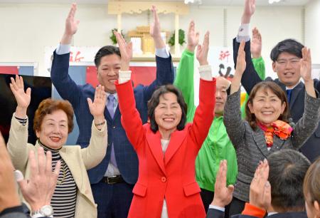 　東京１４区で当選確実を決め、万歳する自民党の松島みどり氏（中央）＝８日夜、東京都墨田区