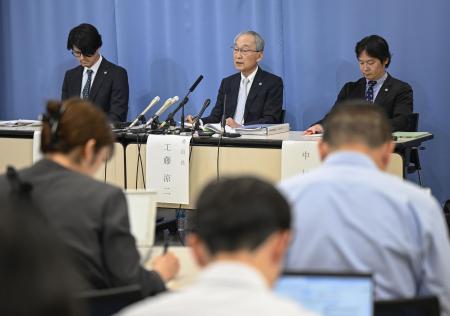 　情報漏えいに関する調査報告書を公表し、記者会見する兵庫県の第三者委員会＝５月、兵庫県庁