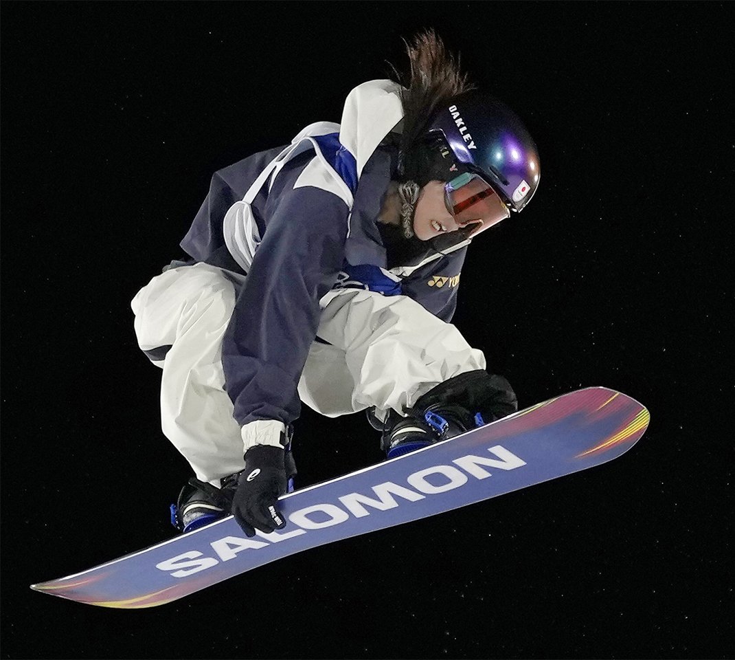 女子ビッグエア予選でジャンプする村瀬心椛（共同）