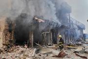 　ロシア軍のミサイル攻撃を受けた建物＝２４日、ウクライナ・キーウ（ＡＰ＝共同）
