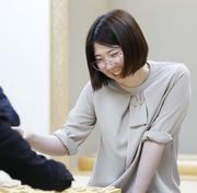 　将棋の第４７期霧島酒造杯女流王将戦３番勝負の第３局で中七海女流三段を破って４連覇を果たし、対局を振り返る西山朋佳女流王将＝２９日午後、東京都渋谷区の将棋会館