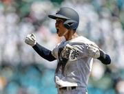 　沖縄尚学―山梨学院　７回裏、決勝打を放ち喜ぶ沖縄尚学・比嘉＝甲子園