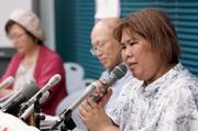 　大津地裁の判決を受け、厳しい表情で記者会見する元看護助手西山美香さん。国の責任が認められなかったことに対し「最後まで闘い続けたい」として、控訴する方針を明らかにした＝１７日午後、大津市