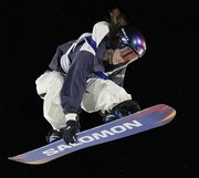 女子ビッグエア予選でジャンプする村瀬心椛（共同）