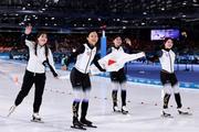 　ミラノ・コルティナ冬季五輪のスピードスケート女子団体追い抜きで銅メダルを獲得し、日の丸を掲げる（左から）堀川桃香、高木美帆、野明花菜、佐藤綾乃＝１７日、イタリア・ミラノ（共同）