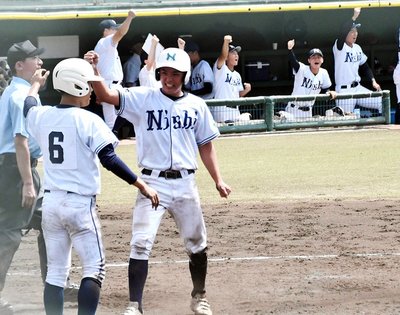 大垣商×大垣西＝５回表大垣西、２死一、二塁、長谷川天翔の適時三塁打で４点目のホームを踏む一走近藤大晴＝大垣市北公園