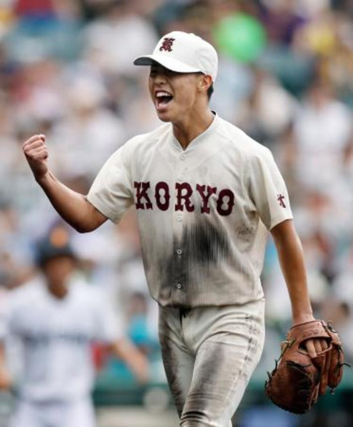 　佐賀商に勝利し喜ぶ拓大紅陵・山辺＝甲子園