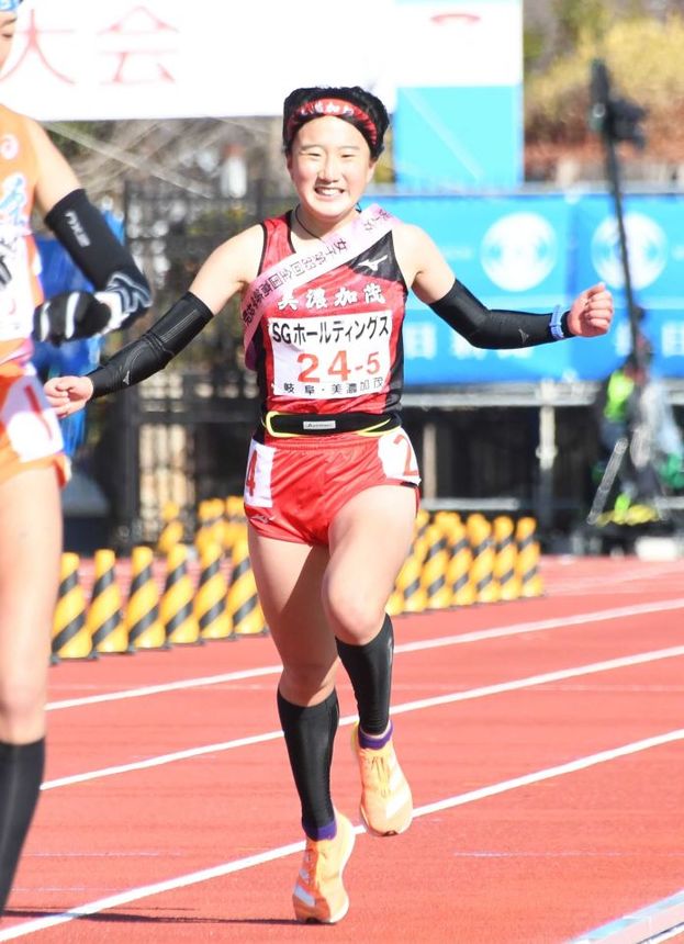 女子２６位でゴールする美濃加茂のアンカー・田坂＝＝たけびしスタジアム京都