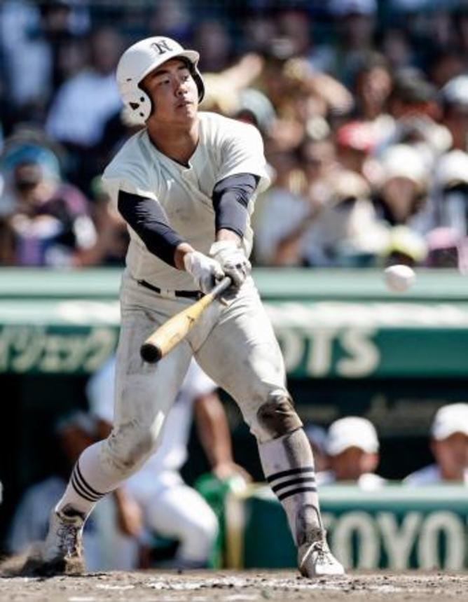 　日大三―県岐阜商　タイブレークの１０回表１死二、三塁、近藤が中前に決勝打を放つ＝甲子園