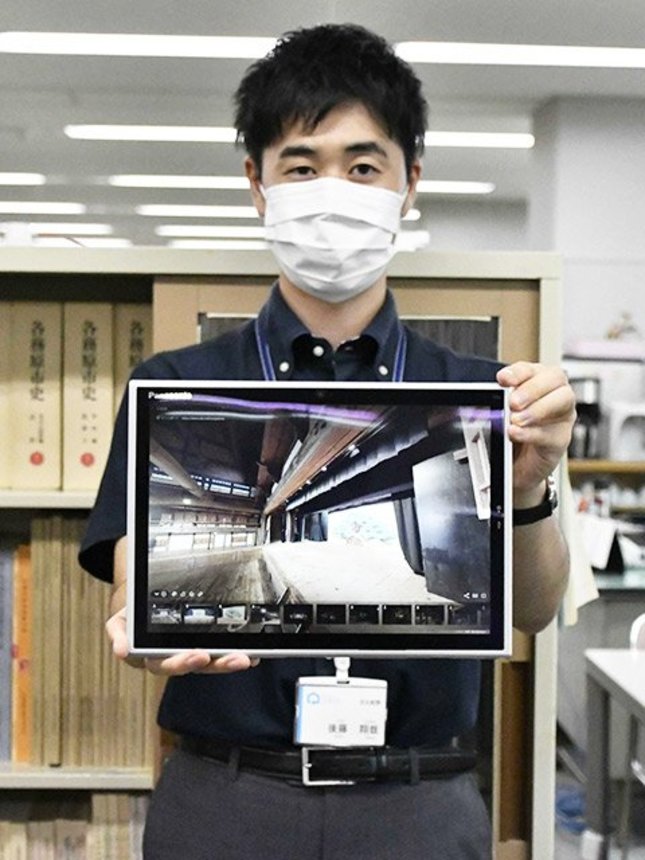 村国座をウェブ上で見学できるサービスを紹介する職員＝各務原市那加桜町、市産業文化センター