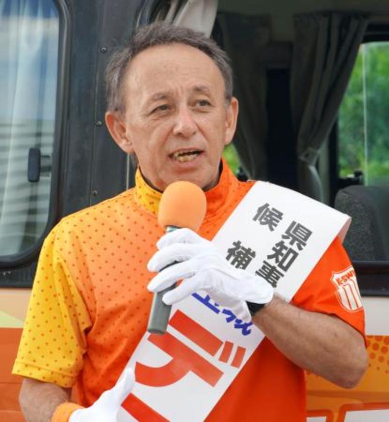 　沖縄県知事選告示後、初の週末を迎え、街頭演説する玉城デニー氏＝２９日午後、那覇市