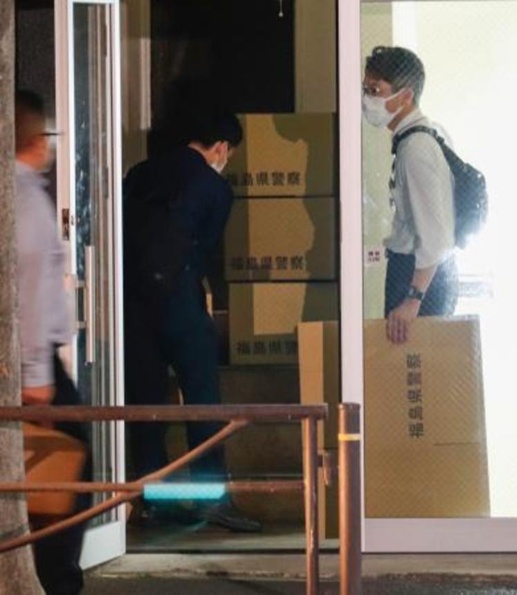 　関係先の飲食店などが入るビルで家宅捜索した捜査員ら＝１４日午前３時２８分、福島市