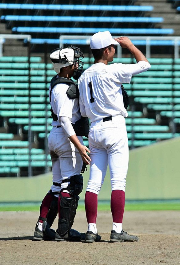 岐阜×関商工＝９回表関商工　岐阜の捕手篠田（左）がエース鷲見に声をかける＝長良川