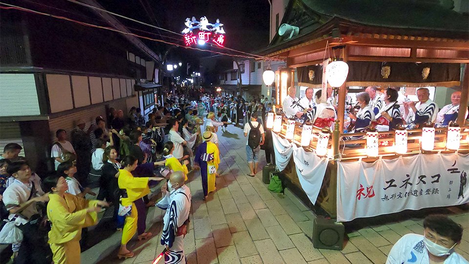げたの音が響いた徹夜おどりの会場＝同