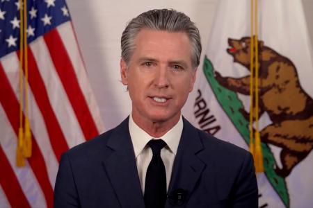 　１０日、演説する米カリフォルニア州のニューサム知事（同州知事室提供・ＡＰ＝共同）