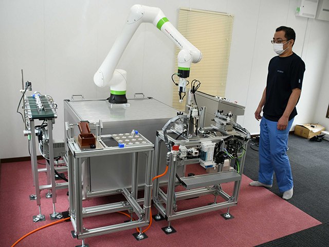 協働ロボットを取り入れた職場をイメージした展示。人間が近づくと、ロボットの動きがゆっくりになる＝高山市松之木町、ＫＹＯＥＩ　ＲＯＢＯＴ　Ｌａｂ．