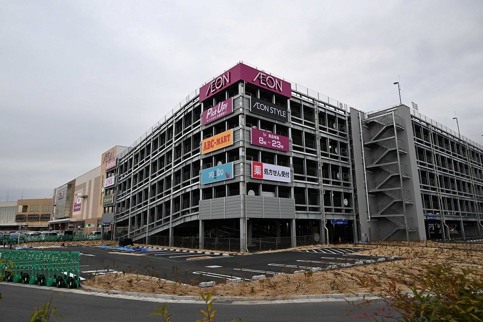 新設された立体駐車場。１２月２日から利用できる＝各務原市那加萱場町、イオンモール各務原
