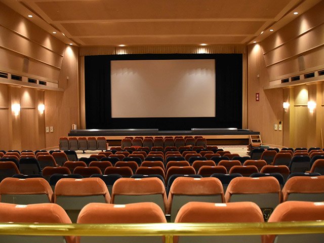 劇場に改装する映画館＝２７日午前、岐阜市日ノ出町、シネックスビル