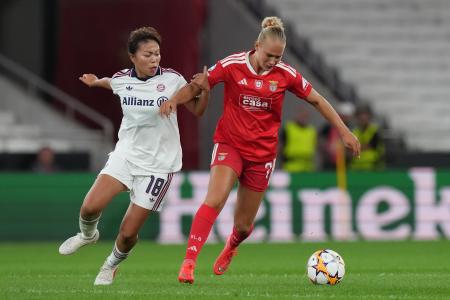 　女子の欧州チャンピオンズリーグ１次リーグのベンフィカ戦で競り合うバイエルン・ミュンヘンの谷川萌々子（左）＝９月３０日、リスボン（ＡＰ＝共同）