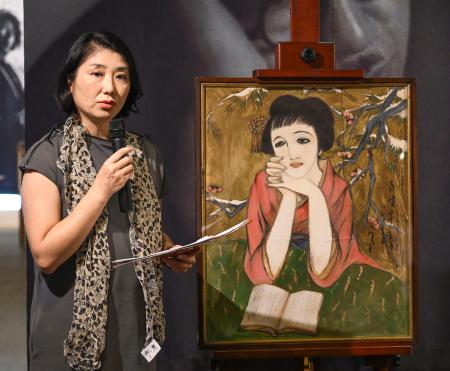 　「南枝早春」と夢二郷土美術館の小嶋ひろみ館長代理＝６月、岡山市