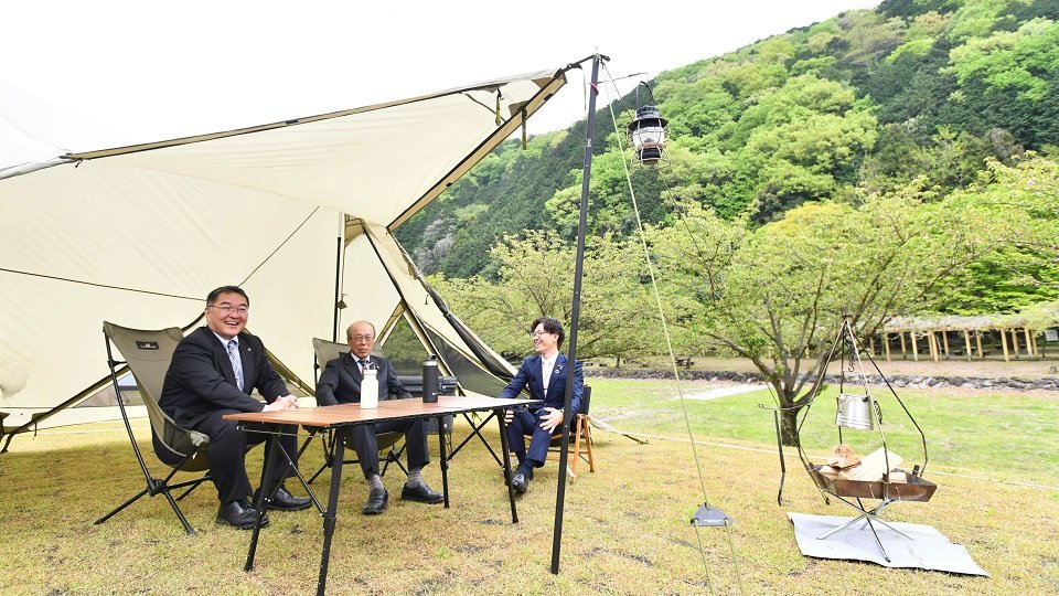 キャンプ場の居心地の良さを体感する横川真澄市長（左）ら＝海津市南濃町奥条、羽根谷だんだん公園キャンプ場