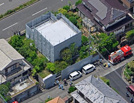 　堺市南区で「建物を壊している時に一酸化炭素を吸ったとみられる」と通報があった現場付近＝２７日午後０時４０分（共同通信社ヘリから）