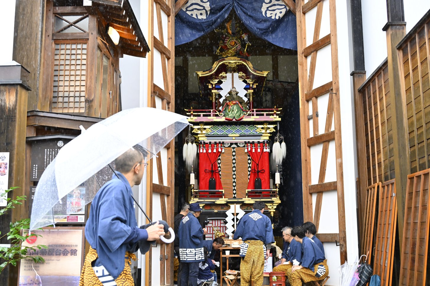 雨の中、屋台を準備する人たち＝９日午前、岐阜県高山市