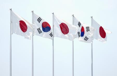 　日章旗と韓国国旗