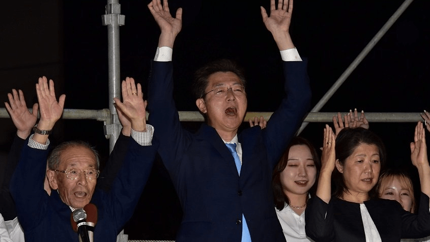 初当選し、支持者と万歳をする竹中誉氏（中央）＝９日午後、岐阜県池田町