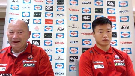 　オンラインで記者会見するジョーンズ・ヘッドコーチ（左）と斎藤＝１７日