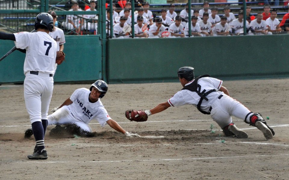 大垣日大×岐阜城北＝３回表大垣日大１死二塁、高川の中前適時打で二走松井が生還＝大野レインボー