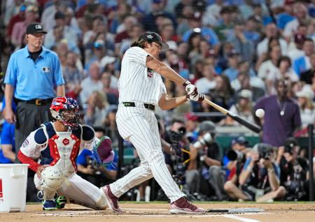 　米大リーグ、オールスター戦前日恒例の本塁打競争に出場したホワイトソックス・村上宗隆＝１３日、フィラデルフィア（共同）