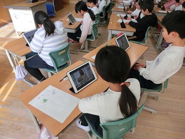 タブレット型端末を使って九九学習に取り組む児童たち＝山県市高富、高富小学校