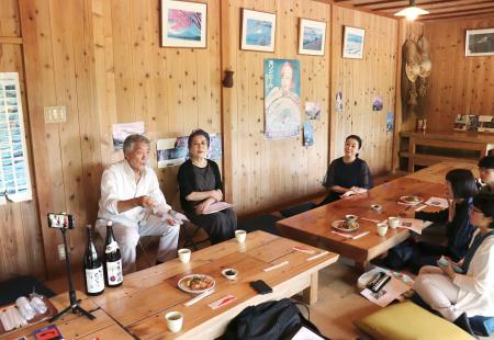 　山梨県富士河口湖町の「天下茶屋」で、井伏鱒二との関わりについて話す先代店主の外川満さん（左端）ら＝１０日午前