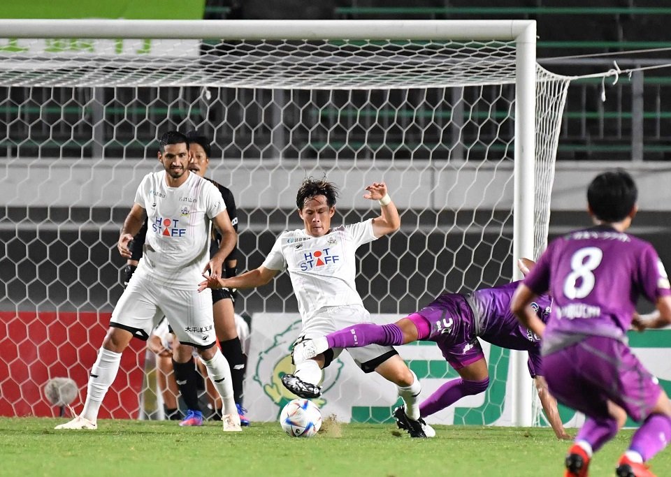 ＦＣ岐阜×藤枝＝後半、自陣ゴール近くでボールを奪い、ピンチの芽を摘み取るＦＣ岐阜のＤＦ菊池＝長良川競技場