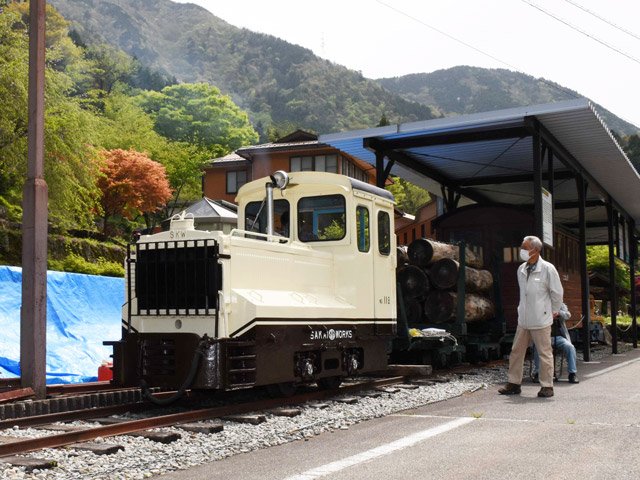 昭和３０年代の塗装に塗り直された機関車＝下呂市小坂町落合、ひめしゃがの湯駐車場