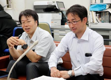　記者会見する原告側の代理人弁護士＝４日午後、札幌市