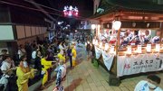 げたの音が響いた徹夜おどりの会場＝同