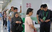 　投票所で順番を待つ有権者＝３日、シンガポール（共同）
