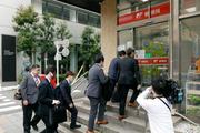 　特別監査のため、東京都港区の高輪郵便局に立ち入る国交省の係員＝２５日午前１０時１分