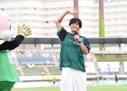 ＦＣ岐阜の応援に駆け付けた俳優の伊藤英明さん＝長良川競技場