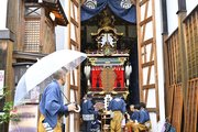 雨の中、屋台を準備する人たち＝９日午前、岐阜県高山市